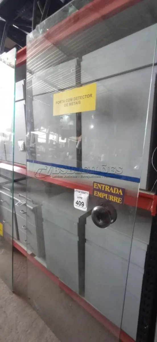 LOTE 409 - 01 PORTA DE VIDRO DE 2,06X0,83. (NO ESTADO) ATENÇÃO! FAZER A VISITAÇÃO ANTES DE ARREMATAR, NÃO SABEMOS SE FUNCIONA, LEILÃO NÃO TEM GARANTIA E NEM DEVOLUÇÃO, SUJEITO A POSSÍVEIS AVARIAS VISÍVEIS/OCULTAS E/OU AUSÊNCIA DE COMPONENTES.