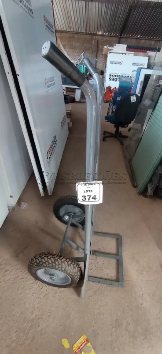 LOTE 374 - 01 CARRINHO DE CARGAS. (NO ESTADO) ATENÇÃO! FAZER A VISITAÇÃO ANTES DE ARREMATAR, NÃO SABEMOS SE FUNCIONA, LEILÃO NÃO TEM GARANTIA E NEM DEVOLUÇÃO, SUJEITO A POSSÍVEIS AVARIAS VISÍVEIS/OCULTAS E/OU AUSÊNCIA DE COMPONENTES.