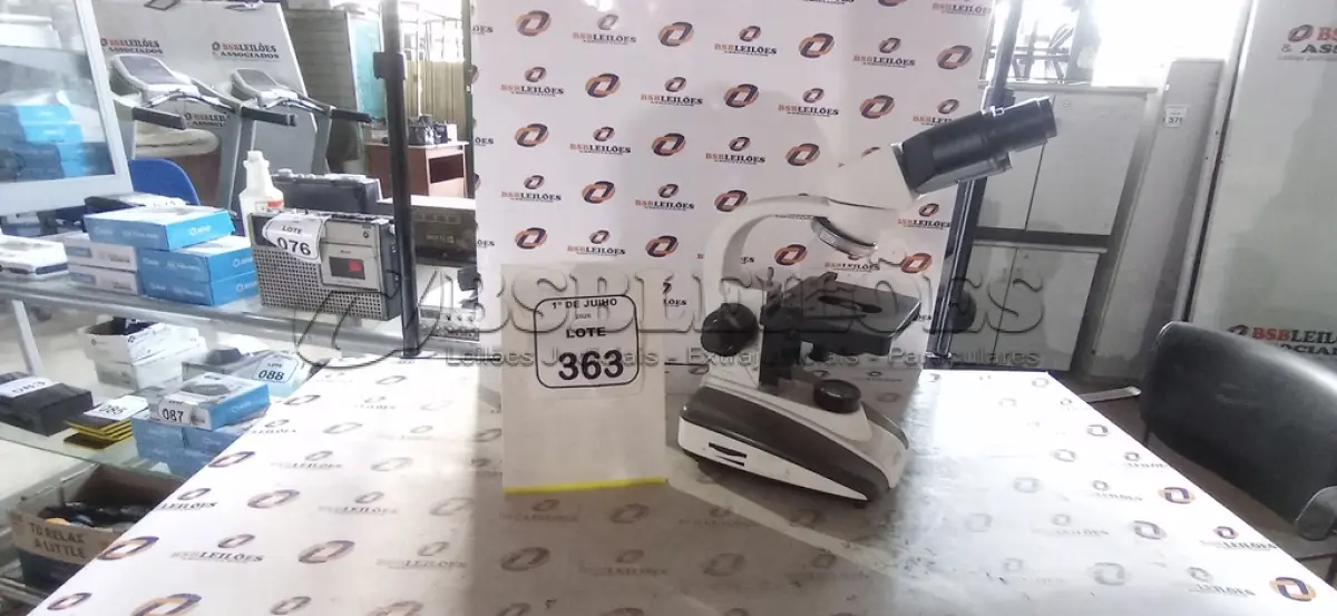 LOTE 363 - 01 MICROSCÓPIO MARCA OPTON. (NO ESTADO) ATENÇÃO! FAZER A VISITAÇÃO ANTES DE ARREMATAR, NÃO SABEMOS SE FUNCIONA, LEILÃO NÃO TEM GARANTIA E NEM DEVOLUÇÃO, SUJEITO A POSSÍVEIS AVARIAS VISÍVEIS/OCULTAS E/OU AUSÊNCIA DE COMPONENTES.