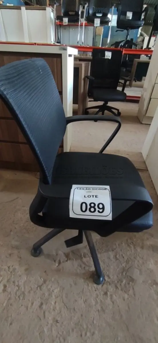 LOTE 089 - 01 CADEIRA PARA ESCRITÓRIO EXECUTIVA PRETA. (NO ESTADO) ATENÇÃO! FAZER A VISITAÇÃO ANTES DE ARREMATAR, NÃO SABEMOS SE FUNCIONA, LEILÃO NÃO TEM GARANTIA E NEM DEVOLUÇÃO, SUJEITO A POSSÍVEIS AVARIAS VISÍVEIS/OCULTAS E/OU AUSÊNCIA DE COMPONENTES.