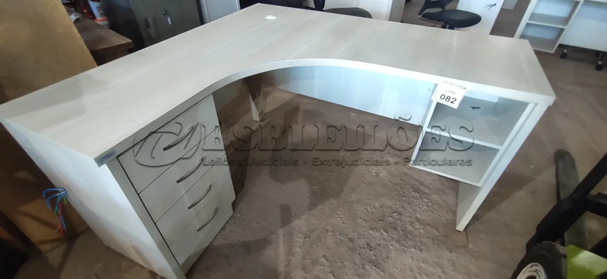 LOTE 082 - 01 MESA EM MADEIRA EM L COM 04 GAVETAS. (NO ESTADO) ATENÇÃO! FAZER A VISITAÇÃO ANTES DE ARREMATAR, NÃO SABEMOS SE FUNCIONA, LEILÃO NÃO TEM GARANTIA E NEM DEVOLUÇÃO, SUJEITO A POSSÍVEIS AVARIAS VISÍVEIS/OCULTAS E/OU AUSÊNCIA DE COMPONENTES.