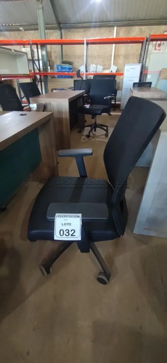 LOTE 032 - 01 CADEIRA PARA ESCRITÓRIO GIRATÓRIA ERGONÔMICA MARELLI COM ENCOSTO EM TELA MESH PRETA. (NO ESTADO) ATENÇÃO! FAZER A VISITAÇÃO ANTES DE ARREMATAR, NÃO SABEMOS SE FUNCIONA, LEILÃO NÃO TEM GARANTIA E NEM DEVOLUÇÃO, SUJEITO A POSSÍVEIS AVARIAS VISÍVEIS/OCULTAS E/OU AUSÊNCIA DE COMPONENTES.