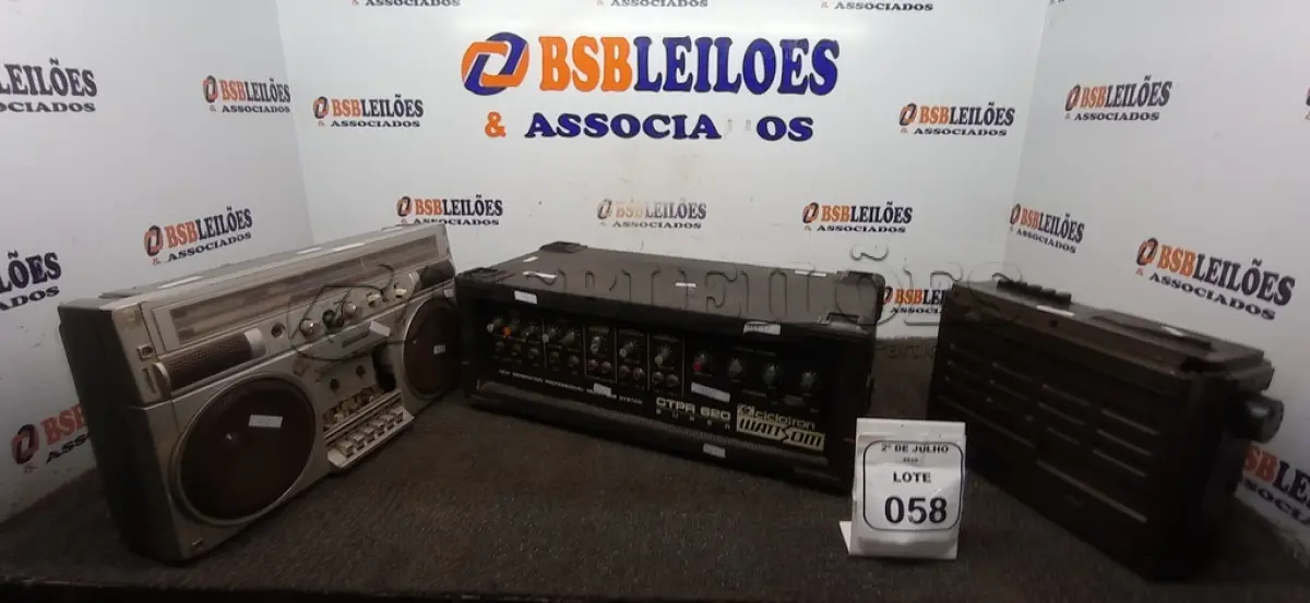 LOTE 058 - 01 CABEÇOTE AMPLIFICADOR MODELO CTPR 620 MARCA  CICLOTRON E 02 RÁDIOS PORTÁTEIS ANTIGOS. (NO ESTADO) ATENÇÃO! FAZER A VISITAÇÃO ANTES DE ARREMATAR, NÃO SABEMOS SE FUNCIONA, LEILÃO NÃO TEM GARANTIA E NEM DEVOLUÇÃO, SUJEITO A POSSÍVEIS AVARIAS VISÍVEIS/OCULTAS E/OU AUSÊNCIA DE COMPONENTES.