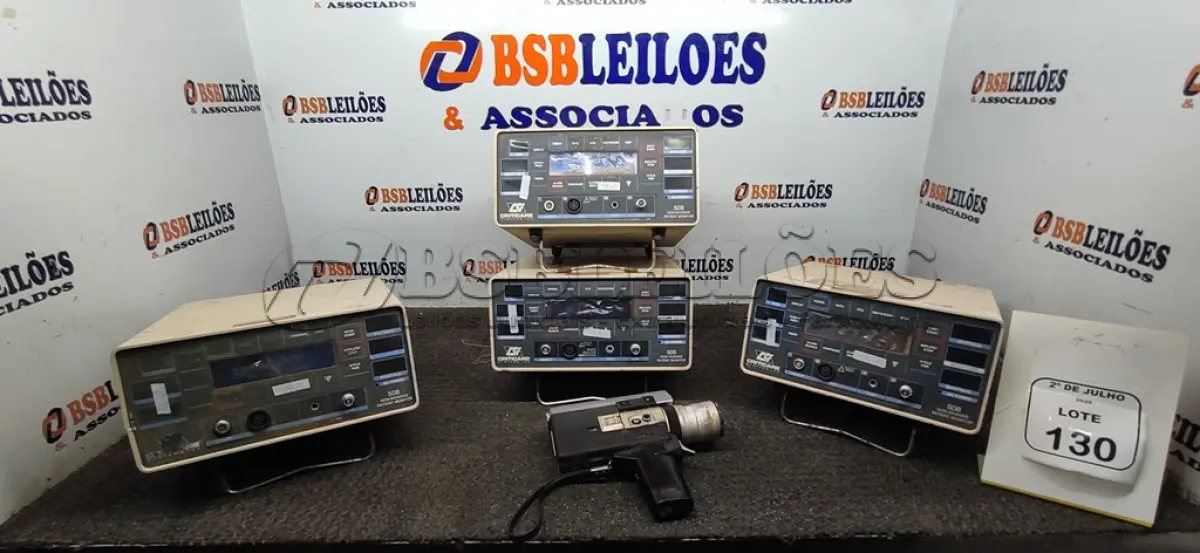 LOTE 130 - 01 FILMADORA ANTIGA E 04 MONITORES DE PACIENTE MODELO CRITICARE SYSTEMS 507. (NO ESTADO) ATENÇÃO! FAZER A VISITAÇÃO ANTES DE ARREMATAR, NÃO SABEMOS SE FUNCIONA, LEILÃO NÃO TEM GARANTIA E NEM DEVOLUÇÃO, SUJEITO A POSSÍVEIS AVARIAS VISÍVEIS/OCULTAS E/OU AUSÊNCIA DE COMPONENTES.