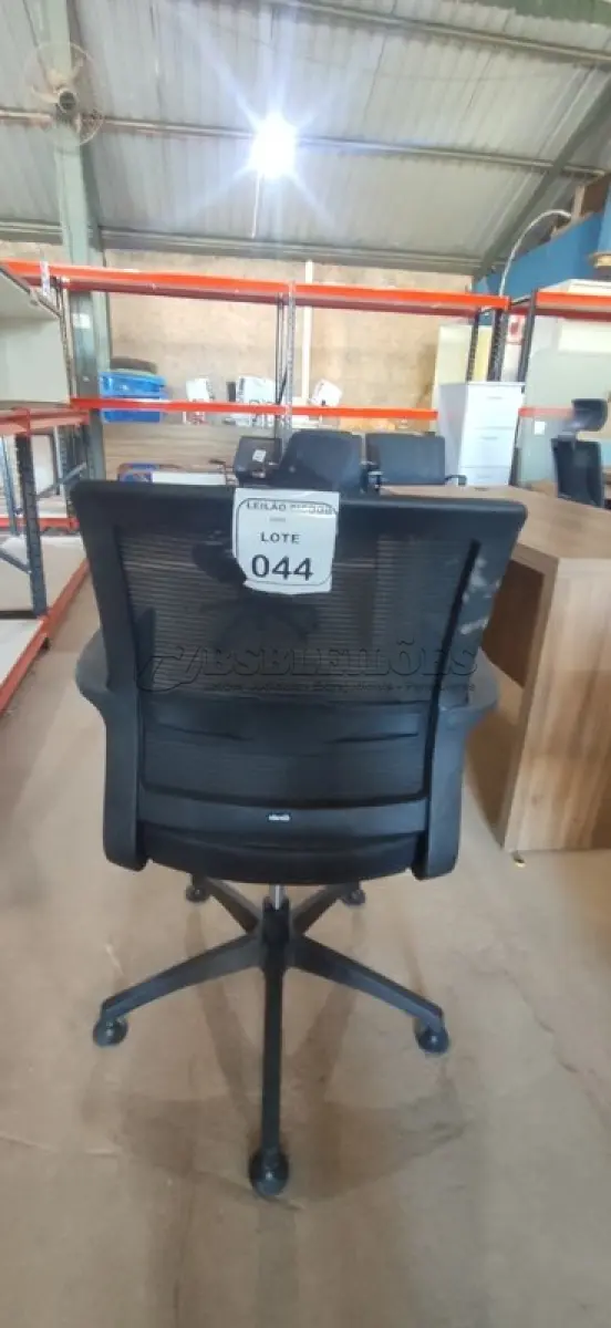 LOTE 044 - 01 CADEIRA PARA ESCRITÓRIO GIRATÓRIA ERGONÔMICA MARELLI COM ENCOSTO EM TELA MESH PRETA. (NO ESTADO) ATENÇÃO! FAZER A VISITAÇÃO ANTES DE ARREMATAR, NÃO SABEMOS SE FUNCIONA, LEILÃO NÃO TEM GARANTIA E NEM DEVOLUÇÃO, SUJEITO A POSSÍVEIS AVARIAS VISÍVEIS/OCULTAS E/OU AUSÊNCIA DE COMPONENTES.