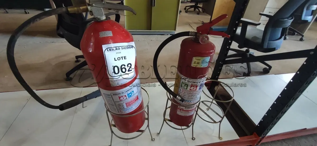 LOTE 062 - 01 EXTINTOR DE INCÊNDIO COM CARGA DE PÓ A, B, C E 01 EXTINTOR COM CARGA DE CO2 B, C. (NO ESTADO) ATENÇÃO! FAZER A VISITAÇÃO ANTES DE ARREMATAR, NÃO SABEMOS SE FUNCIONA, LEILÃO NÃO TEM GARANTIA E NEM DEVOLUÇÃO, SUJEITO A POSSÍVEIS AVARIAS VISÍVEIS/OCULTAS E/OU AUSÊNCIA DE COMPONENTES.