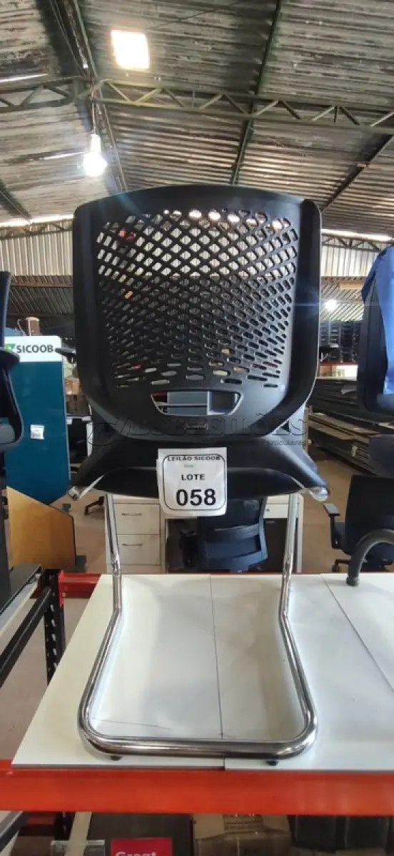 LOTE 058 - 01 CADEIRA PLAX METAL EXECUTIVA FIXA ESTRUTURA CROMADA. (NO ESTADO) ATENÇÃO! FAZER A VISITAÇÃO ANTES DE ARREMATAR, NÃO SABEMOS SE FUNCIONA, LEILÃO NÃO TEM GARANTIA E NEM DEVOLUÇÃO, SUJEITO A POSSÍVEIS AVARIAS VISÍVEIS/OCULTAS E/OU AUSÊNCIA DE COMPONENTES.
