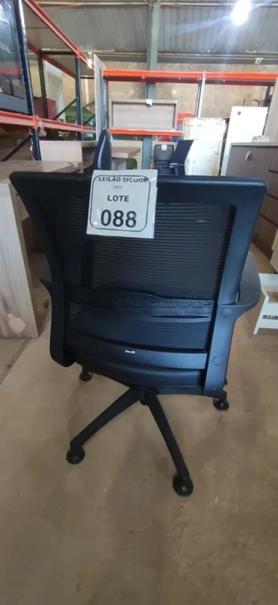 LOTE 088 - 01 CADEIRA PARA ESCRITÓRIO EXECUTIVA PRETA. (NO ESTADO) ATENÇÃO! FAZER A VISITAÇÃO ANTES DE ARREMATAR, NÃO SABEMOS SE FUNCIONA, LEILÃO NÃO TEM GARANTIA E NEM DEVOLUÇÃO, SUJEITO A POSSÍVEIS AVARIAS VISÍVEIS/OCULTAS E/OU AUSÊNCIA DE COMPONENTES.
