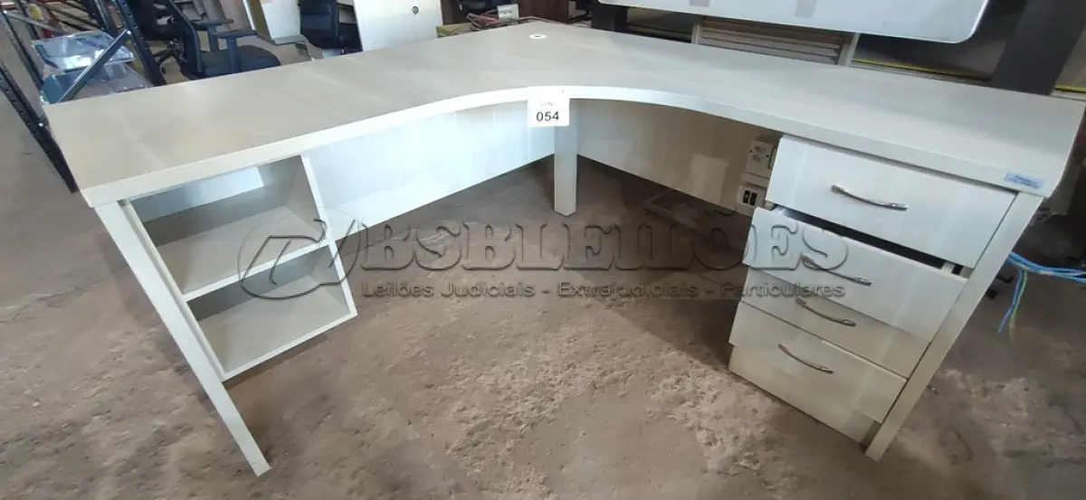 LOTE 054 - 01 MESA EM MADEIRA PARA ESCRITÓRIO EM L COM 04 GAVETAS. (NO ESTADO) ATENÇÃO! FAZER A VISITAÇÃO ANTES DE ARREMATAR, NÃO SABEMOS SE FUNCIONA, LEILÃO NÃO TEM GARANTIA E NEM DEVOLUÇÃO, SUJEITO A POSSÍVEIS AVARIAS VISÍVEIS/OCULTAS E/OU AUSÊNCIA DE COMPONENTES.