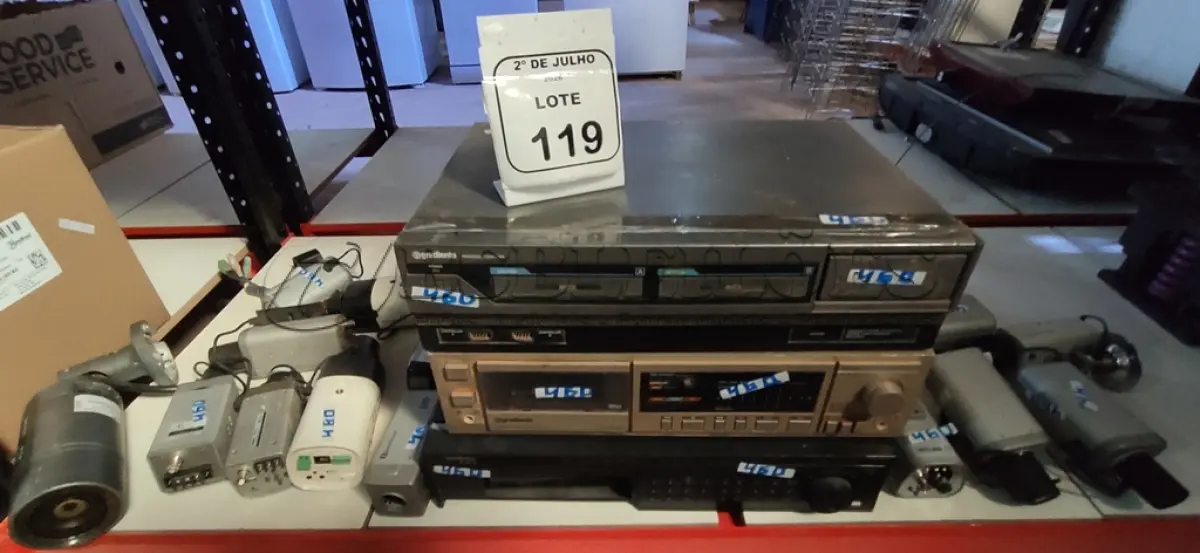 LOTE 119 - 01 TOCA FITAS, 01 MICROCOMPUTADOR MODELO EXPERT MSX MARCA GRADIENTE, 01 DVR MARCA INTELBRAS E VÁRIAS CÂMERAS DE MONITORAMENTO DE MARCAS E MODELOS DIVERSOS. (NO ESTADO) ATENÇÃO! FAZER A VISITAÇÃO ANTES DE ARREMATAR, NÃO SABEMOS SE FUNCIONA, LEILÃO NÃO TEM GARANTIA E NEM DEVOLUÇÃO, SUJEITO A POSSÍVEIS AVARIAS VISÍVEIS/OCULTAS E/OU AUSÊNCIA DE COMPONENTES.