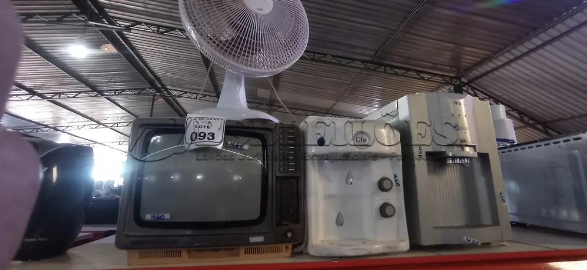 LOTE 093 - 01 VENTILADOR, 01 TV DE TUBO E 02 PURIFICADORES DE ÁGUA. (NO ESTADO) ATENÇÃO! FAZER A VISITAÇÃO ANTES DE ARREMATAR, NÃO SABEMOS SE FUNCIONA, LEILÃO NÃO TEM GARANTIA E NEM DEVOLUÇÃO, SUJEITO A POSSÍVEIS AVARIAS VISÍVEIS/OCULTAS E/OU AUSÊNCIA DE COMPONENTES.