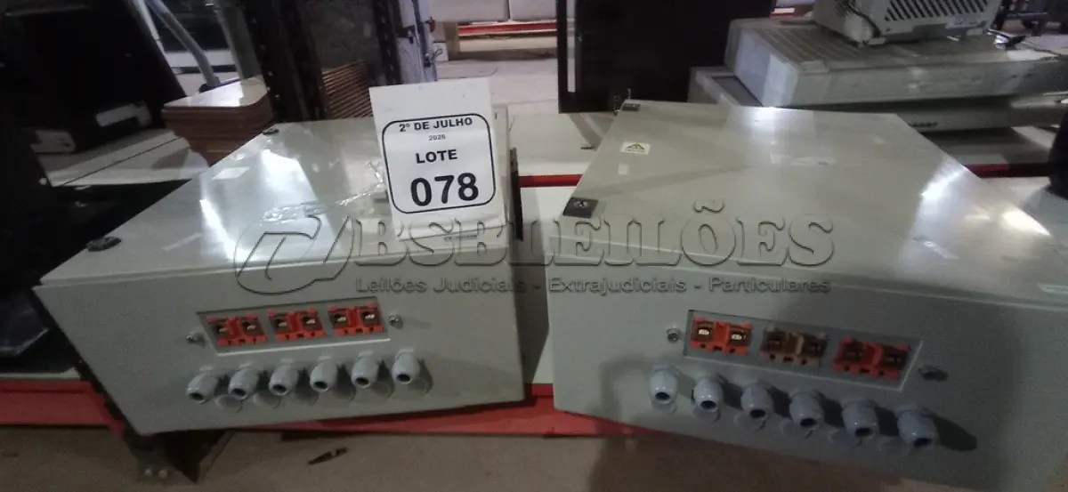 LOTE 078 - 02 QUADROS ELÉTRICOS. (NO ESTADO) ATENÇÃO! FAZER A VISITAÇÃO ANTES DE ARREMATAR, NÃO SABEMOS SE FUNCIONA, LEILÃO NÃO TEM GARANTIA E NEM DEVOLUÇÃO, SUJEITO A POSSÍVEIS AVARIAS VISÍVEIS/OCULTAS E/OU AUSÊNCIA DE COMPONENTES.