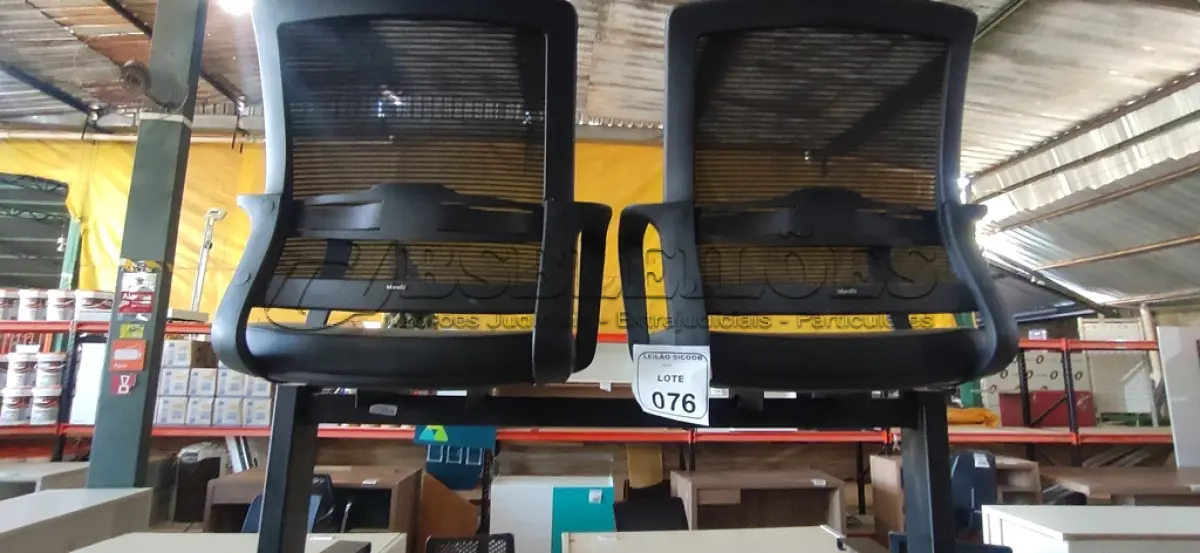 LOTE 076 - 01 LONGARINA MARELLI NA COR PRETAS COM ENCOSTO DE TELA. (NO ESTADO) ATENÇÃO! FAZER A VISITAÇÃO ANTES DE ARREMATAR, NÃO SABEMOS SE FUNCIONA, LEILÃO NÃO TEM GARANTIA E NEM DEVOLUÇÃO, SUJEITO A POSSÍVEIS AVARIAS VISÍVEIS/OCULTAS E/OU AUSÊNCIA DE COMPONENTES.