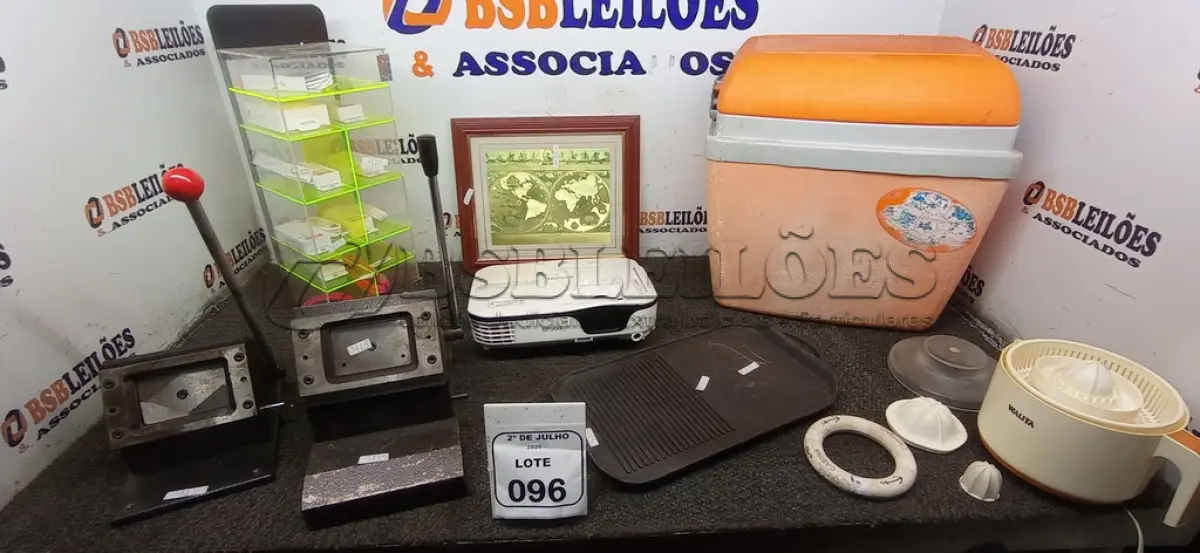 LOTE 096 - 01 EXPOSITOR PARA ACESSÓRIOS DE CELULAR, 01 PROJETOR MARCA EPSON, 02 GUILHOTINAS PARA CARTÕES, 01 CAIXA TÉRMICA, 01 ESPREMEDOR ANTIGO E VÁRIOS CABOS PARA CELULARES. (NO ESTADO) ATENÇÃO! FAZER A VISITAÇÃO ANTES DE ARREMATAR, NÃO SABEMOS SE FUNCIONA, LEILÃO NÃO TEM GARANTIA E NEM DEVOLUÇÃO, SUJEITO A POSSÍVEIS AVARIAS VISÍVEIS/OCULTAS E/OU AUSÊNCIA DE COMPONENTES.