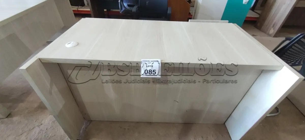 LOTE 085 - 01 MESA EM MADEIRA PARA ESCRITÓRIO/ CAIXA COM 04 GAVETAS. (NO ESTADO) ATENÇÃO! FAZER A VISITAÇÃO ANTES DE ARREMATAR, NÃO SABEMOS SE FUNCIONA, LEILÃO NÃO TEM GARANTIA E NEM DEVOLUÇÃO, SUJEITO A POSSÍVEIS AVARIAS VISÍVEIS/OCULTAS E/OU AUSÊNCIA DE COMPONENTES.