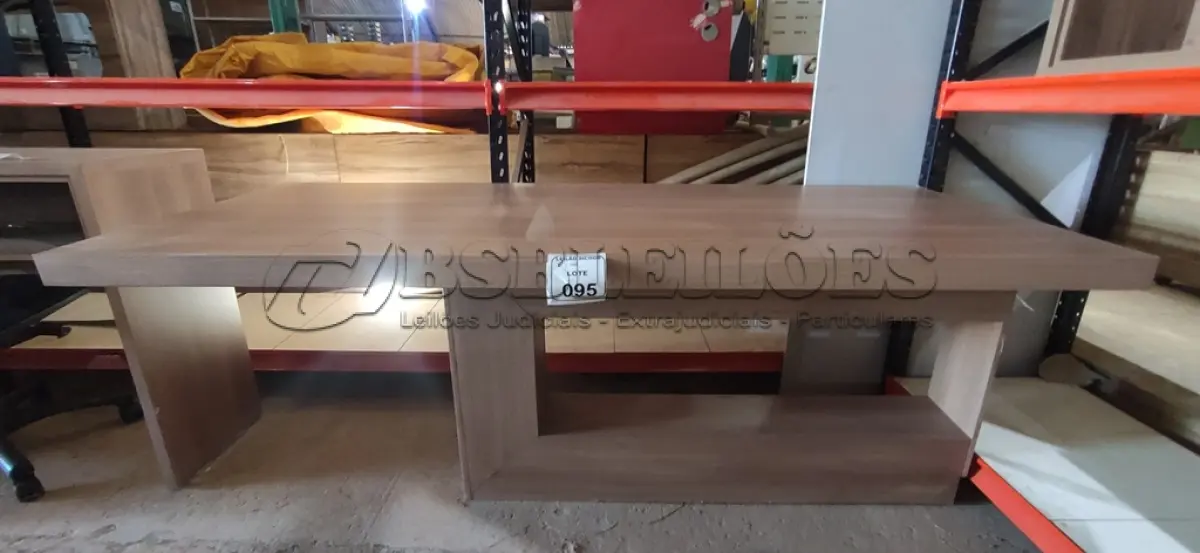 LOTE 095 - 01 MESA EM MADEIRA DE CANTO. (NO ESTADO) ATENÇÃO! FAZER A VISITAÇÃO ANTES DE ARREMATAR, NÃO SABEMOS SE FUNCIONA, LEILÃO NÃO TEM GARANTIA E NEM DEVOLUÇÃO, SUJEITO A POSSÍVEIS AVARIAS VISÍVEIS/OCULTAS E/OU AUSÊNCIA DE COMPONENTES.