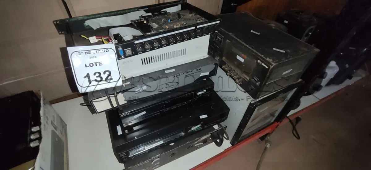 LOTE 132 - 01 AMPLIFICADOR DE SOM MODELO DSR 720 MARCAS CICLOTRON, 01 APARELHO DE VÍDEO CASSETE, 01 DISC PLAYER, 01 TRANSCEPTOR MONOCANAL, 01 FONTE DE ALIMENTAÇÃO E VÁRIOS APARELHOS ELETRÔNICOS DIVERSOS. (NO ESTADO) ATENÇÃO! FAZER A VISITAÇÃO ANTES DE ARREMATAR, NÃO SABEMOS SE FUNCIONA, LEILÃO NÃO TEM GARANTIA E NEM DEVOLUÇÃO, SUJEITO A POSSÍVEIS AVARIAS VISÍVEIS/OCULTAS E/OU AUSÊNCIA DE COMPONENTES.