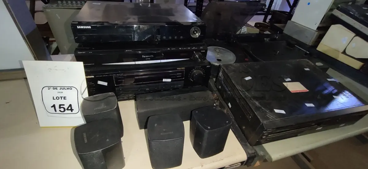 LOTE 154 - 01 APARELHO DE VIDEOCASSETE, 01 APARELHO DE HOME THEATER, 01 RECEIVER, 02 TOCA FITAS E 03 CAIXAS DE SOM. (NO ESTADO) ATENÇÃO! FAZER A VISITAÇÃO ANTES DE ARREMATAR, NÃO SABEMOS SE FUNCIONA, LEILÃO NÃO TEM GARANTIA E NEM DEVOLUÇÃO, SUJEITO A POSSÍVEIS AVARIAS VISÍVEIS/OCULTAS E/OU AUSÊNCIA DE COMPONENTES.
