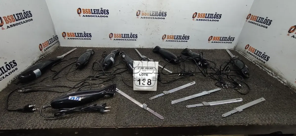 LOTE 138 - 09 FACAS ELÉTRICAS MARCA MONDIAL. (NO ESTADO) ATENÇÃO! FAZER A VISITAÇÃO ANTES DE ARREMATAR, NÃO SABEMOS SE FUNCIONA, LEILÃO NÃO TEM GARANTIA E NEM DEVOLUÇÃO, SUJEITO A POSSÍVEIS AVARIAS VISÍVEIS/OCULTAS E/OU AUSÊNCIA DE COMPONENTES.