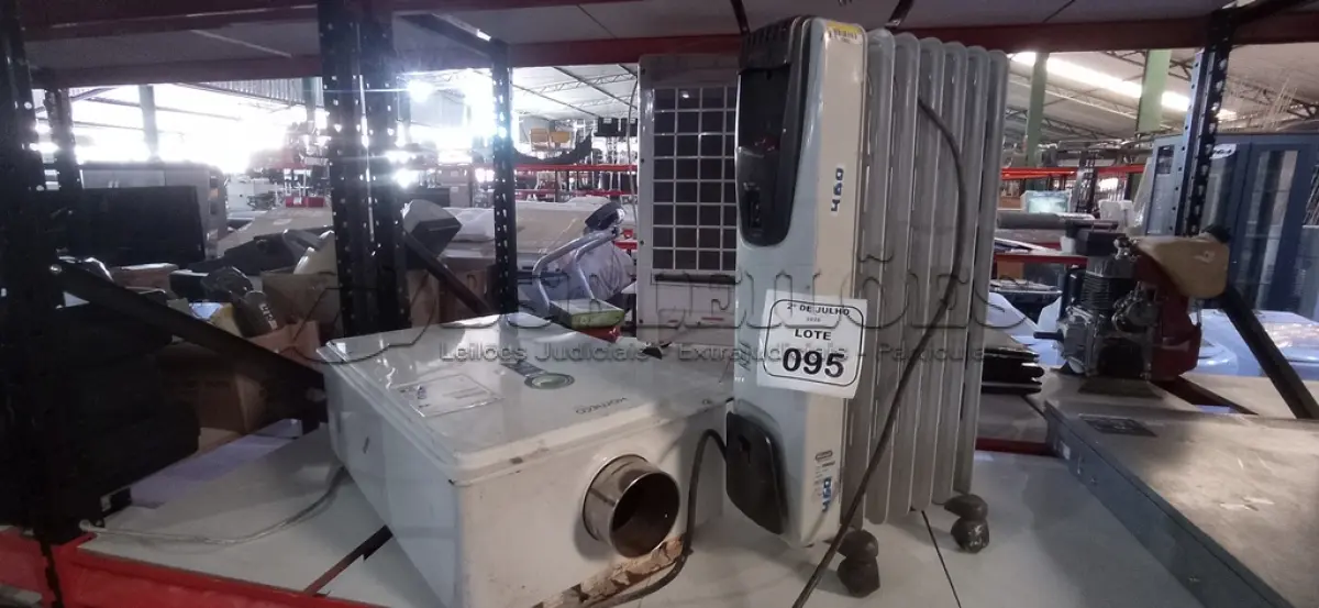 LOTE 095 - 01 AQUECEDOR DE ÁGUA A GÁS MODELO 43D MARCA KOMECO E 01 AQUECEDOR ELÉTRICO. (NO ESTADO) ATENÇÃO! FAZER A VISITAÇÃO ANTES DE ARREMATAR, NÃO SABEMOS SE FUNCIONA, LEILÃO NÃO TEM GARANTIA E NEM DEVOLUÇÃO, SUJEITO A POSSÍVEIS AVARIAS VISÍVEIS/OCULTAS E/OU AUSÊNCIA DE COMPONENTES.