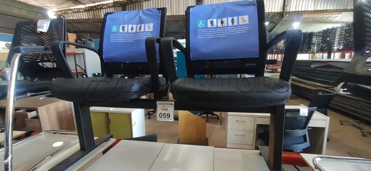 LOTE 059 - 01 LOGARINA MARELLI NA COR PRETA COM ENCOSTO DE TELA. (NO ESTADO) ATENÇÃO! FAZER A VISITAÇÃO ANTES DE ARREMATAR, NÃO SABEMOS SE FUNCIONA, LEILÃO NÃO TEM GARANTIA E NEM DEVOLUÇÃO, SUJEITO A POSSÍVEIS AVARIAS VISÍVEIS/OCULTAS E/OU AUSÊNCIA DE COMPONENTES.