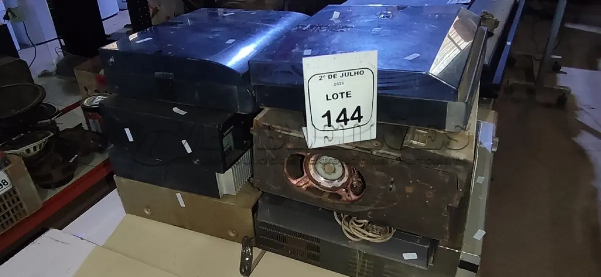 LOTE 144 - 02 TOCA VINIL, 01 TRANSCEPTOR MONOCROMÁTICO, 01 APARELHO DE VÍDEO CASSETE E VÁRIOS APARELHOS DE ÁUDIO DE MODELOS ANTIGOS DIVERSOS. (NO ESTADO) ATENÇÃO! FAZER A VISITAÇÃO ANTES DE ARREMATAR, NÃO SABEMOS SE FUNCIONA, LEILÃO NÃO TEM GARANTIA E NEM DEVOLUÇÃO, SUJEITO A POSSÍVEIS AVARIAS VISÍVEIS/OCULTAS E/OU AUSÊNCIA DE COMPONENTES.