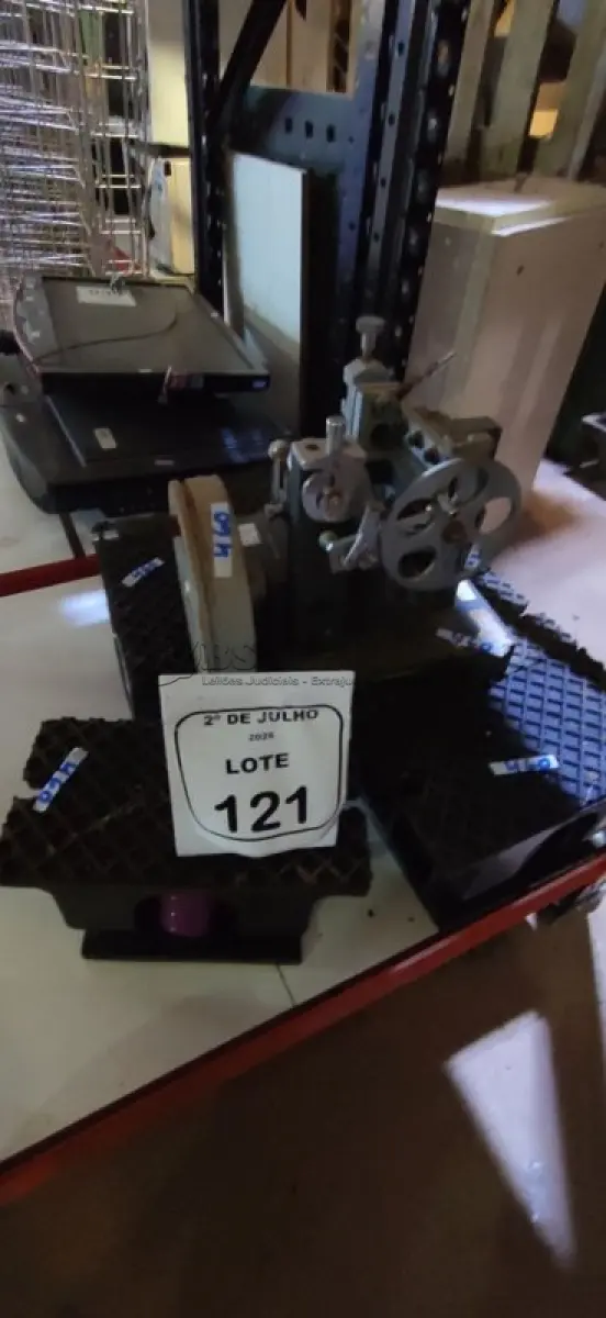 LOTE 121 - 06 ISOLADORES DE VIBRAÇÃO INDUSTRIAL MARCA VMC GROUP E 01 MICRÓTOMO ROTATIVO MODELO YD202. (NO ESTADO) ATENÇÃO! FAZER A VISITAÇÃO ANTES DE ARREMATAR, NÃO SABEMOS SE FUNCIONA, LEILÃO NÃO TEM GARANTIA E NEM DEVOLUÇÃO, SUJEITO A POSSÍVEIS AVARIAS VISÍVEIS/OCULTAS E/OU AUSÊNCIA DE COMPONENTES.