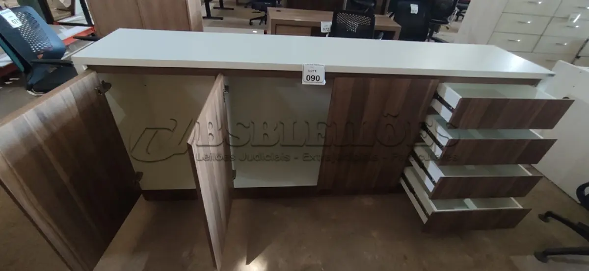 LOTE 090 - 01 ARMÁRIO EM MADEIRA COM 03 PORTAS E 04 GAVETAS NA COR MARROM E BRANCO. (NO ESTADO) ATENÇÃO! FAZER A VISITAÇÃO ANTES DE ARREMATAR, NÃO SABEMOS SE FUNCIONA, LEILÃO NÃO TEM GARANTIA E NEM DEVOLUÇÃO, SUJEITO A POSSÍVEIS AVARIAS VISÍVEIS/OCULTAS E/OU AUSÊNCIA DE COMPONENTES.