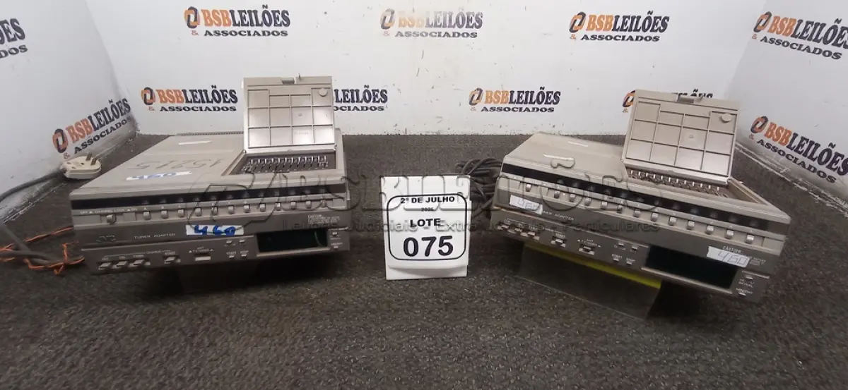 LOTE 075 - 02 TUNER MARCA JVC. (NO ESTADO) ATENÇÃO! FAZER A VISITAÇÃO ANTES DE ARREMATAR, NÃO SABEMOS SE FUNCIONA, LEILÃO NÃO TEM GARANTIA E NEM DEVOLUÇÃO, SUJEITO A POSSÍVEIS AVARIAS VISÍVEIS/OCULTAS E/OU AUSÊNCIA DE COMPONENTES.