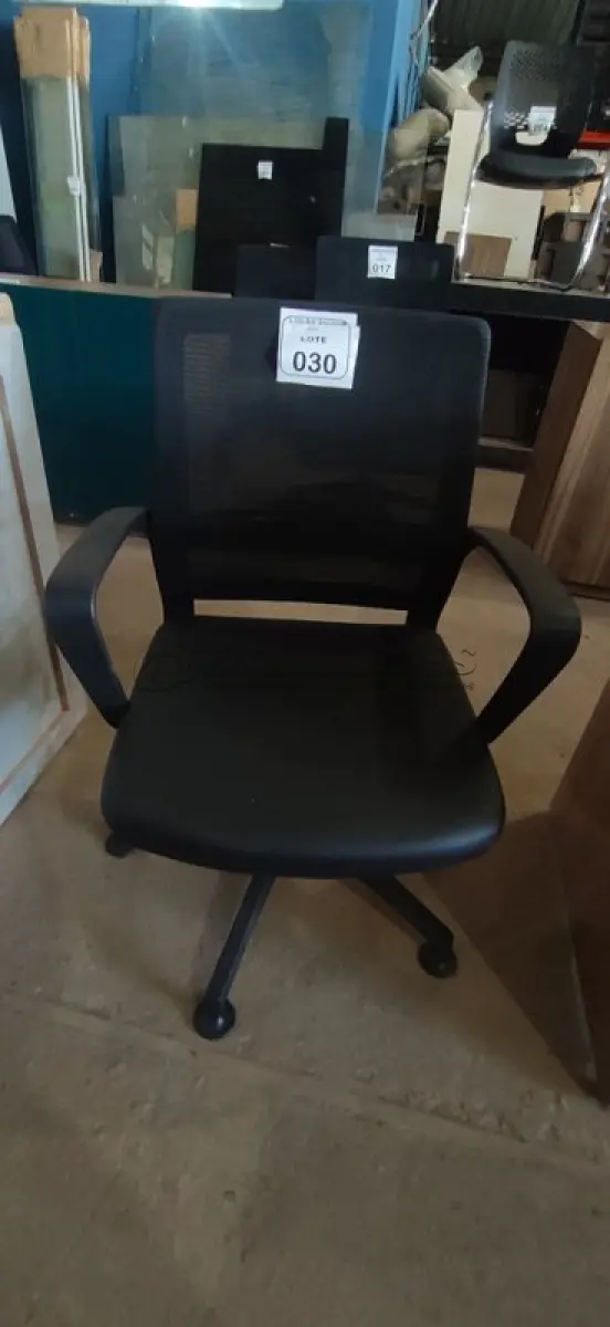 LOTE 030 - 01 CADEIRA PARA ESCRITÓRIO EXECUTIVA PRETA. (NO ESTADO) ATENÇÃO! FAZER A VISITAÇÃO ANTES DE ARREMATAR, NÃO SABEMOS SE FUNCIONA, LEILÃO NÃO TEM GARANTIA E NEM DEVOLUÇÃO, SUJEITO A POSSÍVEIS AVARIAS VISÍVEIS/OCULTAS E/OU AUSÊNCIA DE COMPONENTES.