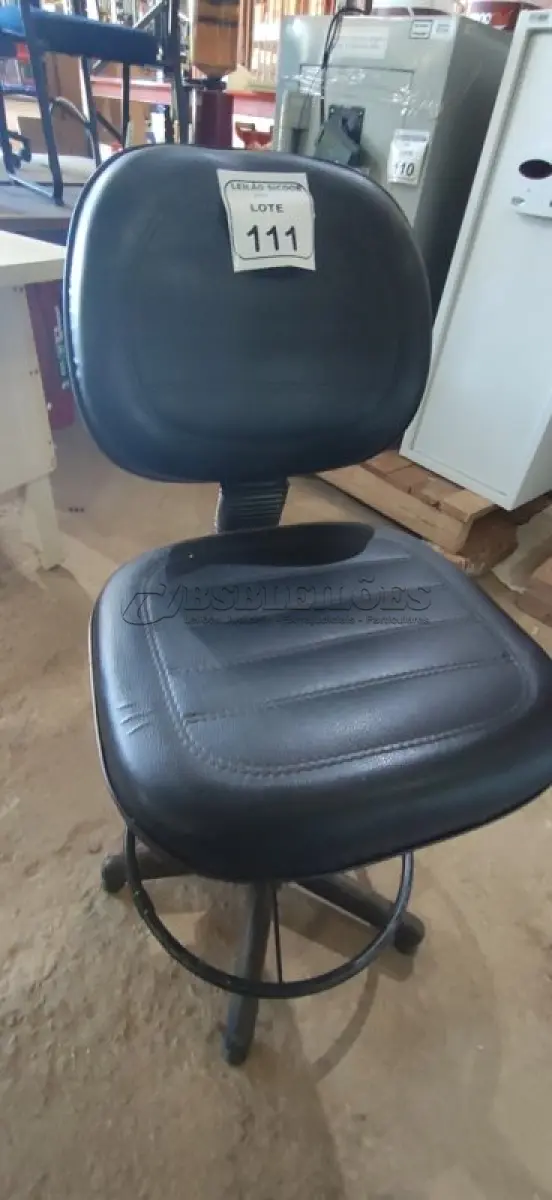 LOTE 111 - 01 CADEIRA FIXA PARA CAIXA. (NO ESTADO) ATENÇÃO! FAZER A VISITAÇÃO ANTES DE ARREMATAR, NÃO SABEMOS SE FUNCIONA, LEILÃO NÃO TEM GARANTIA E NEM DEVOLUÇÃO, SUJEITO A POSSÍVEIS AVARIAS VISÍVEIS/OCULTAS E/OU AUSÊNCIA DE COMPONENTES.
