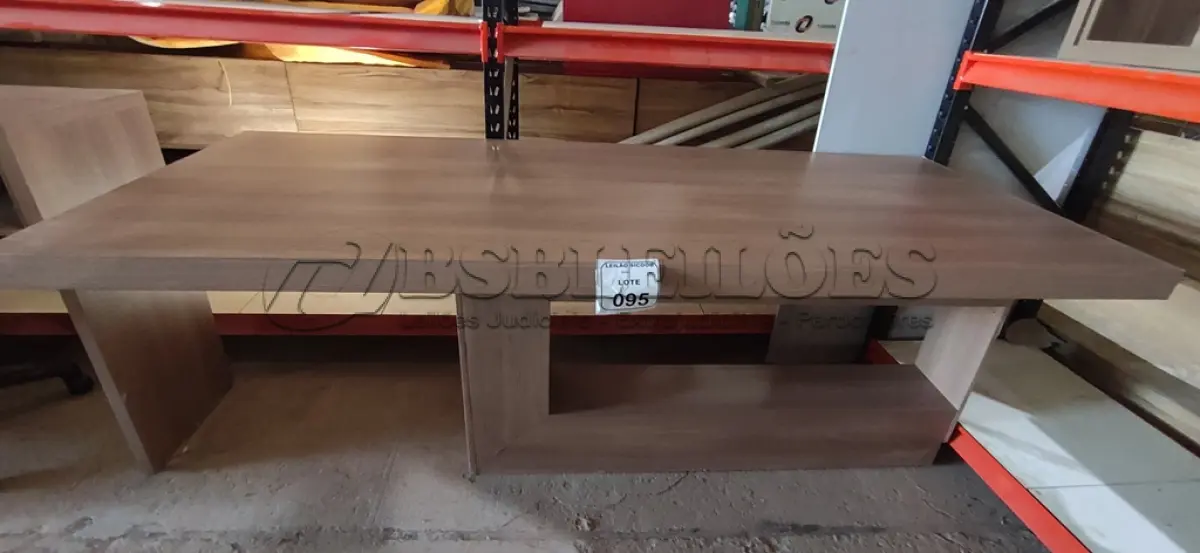 LOTE 095 - 01 MESA EM MADEIRA DE CANTO. (NO ESTADO) ATENÇÃO! FAZER A VISITAÇÃO ANTES DE ARREMATAR, NÃO SABEMOS SE FUNCIONA, LEILÃO NÃO TEM GARANTIA E NEM DEVOLUÇÃO, SUJEITO A POSSÍVEIS AVARIAS VISÍVEIS/OCULTAS E/OU AUSÊNCIA DE COMPONENTES.