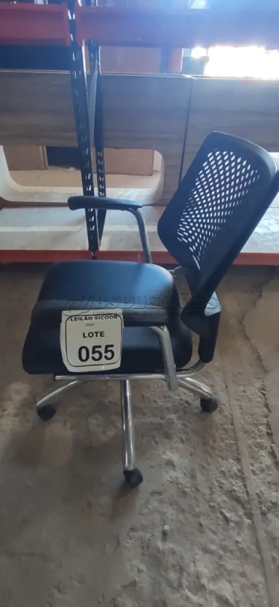 LOTE 055 - 01 CADEIRA PLAX METAL EXECUTIVA GIRATÓRIA COM BASE CROMADA. (NO ESTADO) ATENÇÃO! FAZER A VISITAÇÃO ANTES DE ARREMATAR, NÃO SABEMOS SE FUNCIONA, LEILÃO NÃO TEM GARANTIA E NEM DEVOLUÇÃO, SUJEITO A POSSÍVEIS AVARIAS VISÍVEIS/OCULTAS E/OU AUSÊNCIA DE COMPONENTES.