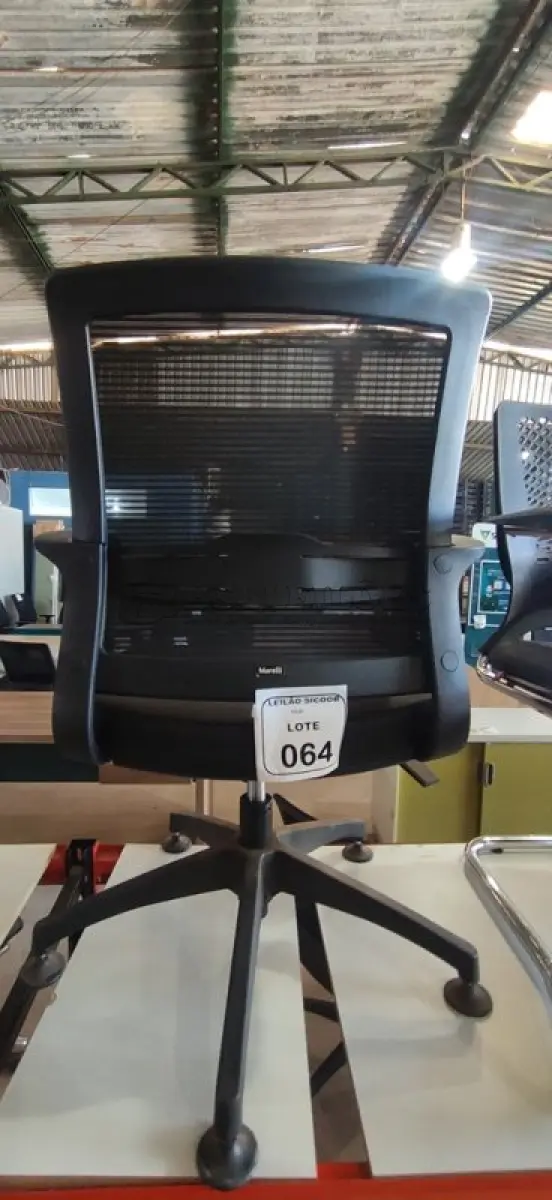 LOTE 064 - 01 CADEIRA PARA ESCRITÓRIO EXECUTIVA PRETA. (NO ESTADO) ATENÇÃO! FAZER A VISITAÇÃO ANTES DE ARREMATAR, NÃO SABEMOS SE FUNCIONA, LEILÃO NÃO TEM GARANTIA E NEM DEVOLUÇÃO, SUJEITO A POSSÍVEIS AVARIAS VISÍVEIS/OCULTAS E/OU AUSÊNCIA DE COMPONENTES.