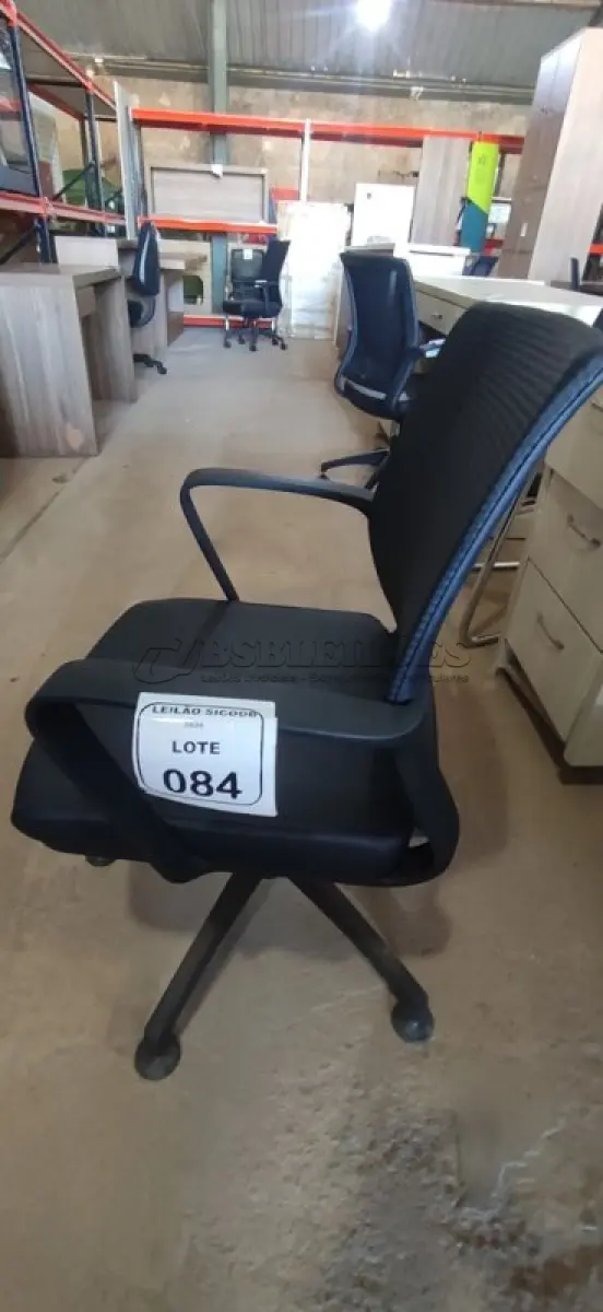LOTE 084 - 01 CADEIRA PARA ESCRITÓRIO EXECUTIVA PRETA. (NO ESTADO) ATENÇÃO! FAZER A VISITAÇÃO ANTES DE ARREMATAR, NÃO SABEMOS SE FUNCIONA, LEILÃO NÃO TEM GARANTIA E NEM DEVOLUÇÃO, SUJEITO A POSSÍVEIS AVARIAS VISÍVEIS/OCULTAS E/OU AUSÊNCIA DE COMPONENTES.
