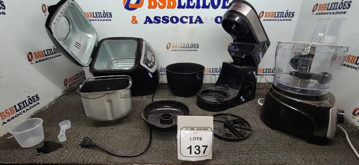 LOTE 137 - 01 PANIFICADORA, 01 MULTIPROCESSADOR E 01 BATEDEIRA PLANETÁRIA MARCA MONDIAL. (NO ESTADO) ATENÇÃO! FAZER A VISITAÇÃO ANTES DE ARREMATAR, NÃO SABEMOS SE FUNCIONA, LEILÃO NÃO TEM GARANTIA E NEM DEVOLUÇÃO, SUJEITO A POSSÍVEIS AVARIAS VISÍVEIS/OCULTAS E/OU AUSÊNCIA DE COMPONENTES.
