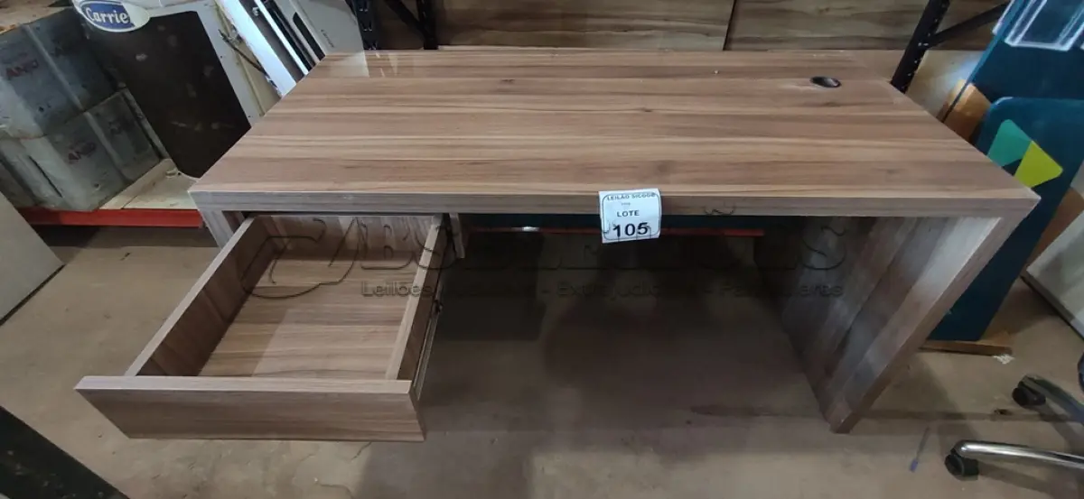 LOTE 105 - 01 MESA EM MADEIRA PARA ESCRITÓRIO COM GAVETA. (NO ESTADO) ATENÇÃO! FAZER A VISITAÇÃO ANTES DE ARREMATAR, NÃO SABEMOS SE FUNCIONA, LEILÃO NÃO TEM GARANTIA E NEM DEVOLUÇÃO, SUJEITO A POSSÍVEIS AVARIAS VISÍVEIS/OCULTAS E/OU AUSÊNCIA DE COMPONENTES.