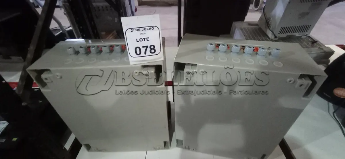 LOTE 078 - 02 QUADROS ELÉTRICOS. (NO ESTADO) ATENÇÃO! FAZER A VISITAÇÃO ANTES DE ARREMATAR, NÃO SABEMOS SE FUNCIONA, LEILÃO NÃO TEM GARANTIA E NEM DEVOLUÇÃO, SUJEITO A POSSÍVEIS AVARIAS VISÍVEIS/OCULTAS E/OU AUSÊNCIA DE COMPONENTES.