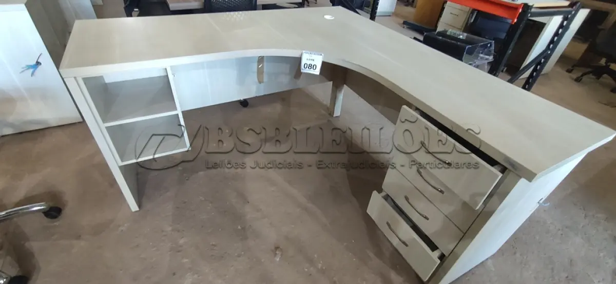 LOTE 080 - 01 MESA EM MADEIRA EM L COM 04 GAVETAS. (NO ESTADO) ATENÇÃO! FAZER A VISITAÇÃO ANTES DE ARREMATAR, NÃO SABEMOS SE FUNCIONA, LEILÃO NÃO TEM GARANTIA E NEM DEVOLUÇÃO, SUJEITO A POSSÍVEIS AVARIAS VISÍVEIS/OCULTAS E/OU AUSÊNCIA DE COMPONENTES.