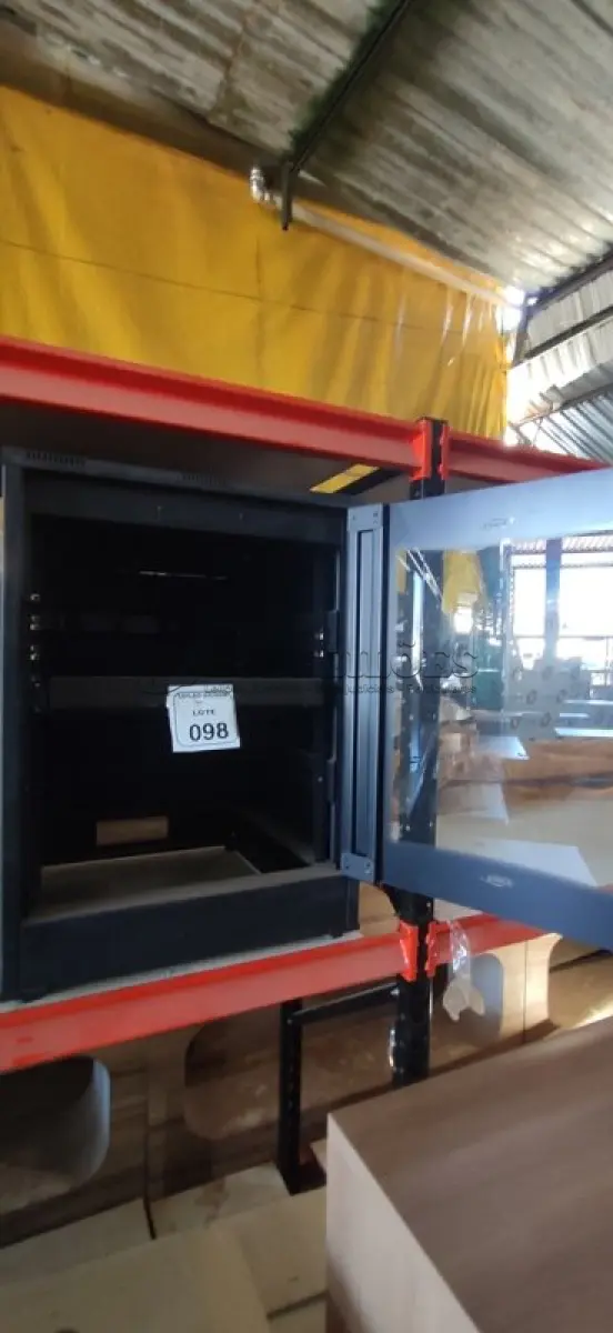 LOTE 098 - 01 RACK PARA SERVIDORES. (NO ESTADO) ATENÇÃO! FAZER A VISITAÇÃO ANTES DE ARREMATAR, NÃO SABEMOS SE FUNCIONA, LEILÃO NÃO TEM GARANTIA E NEM DEVOLUÇÃO, SUJEITO A POSSÍVEIS AVARIAS VISÍVEIS/OCULTAS E/OU AUSÊNCIA DE COMPONENTES.