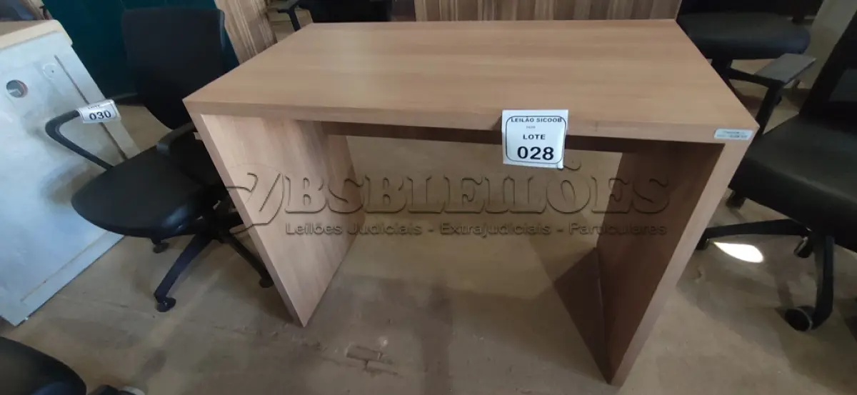 LOTE 028 - 01 MESA EM MADEIRA PARA ESCRITÓRIO. (NO ESTADO) ATENÇÃO! FAZER A VISITAÇÃO ANTES DE ARREMATAR, NÃO SABEMOS SE FUNCIONA, LEILÃO NÃO TEM GARANTIA E NEM DEVOLUÇÃO, SUJEITO A POSSÍVEIS AVARIAS VISÍVEIS/OCULTAS E/OU AUSÊNCIA DE COMPONENTES.