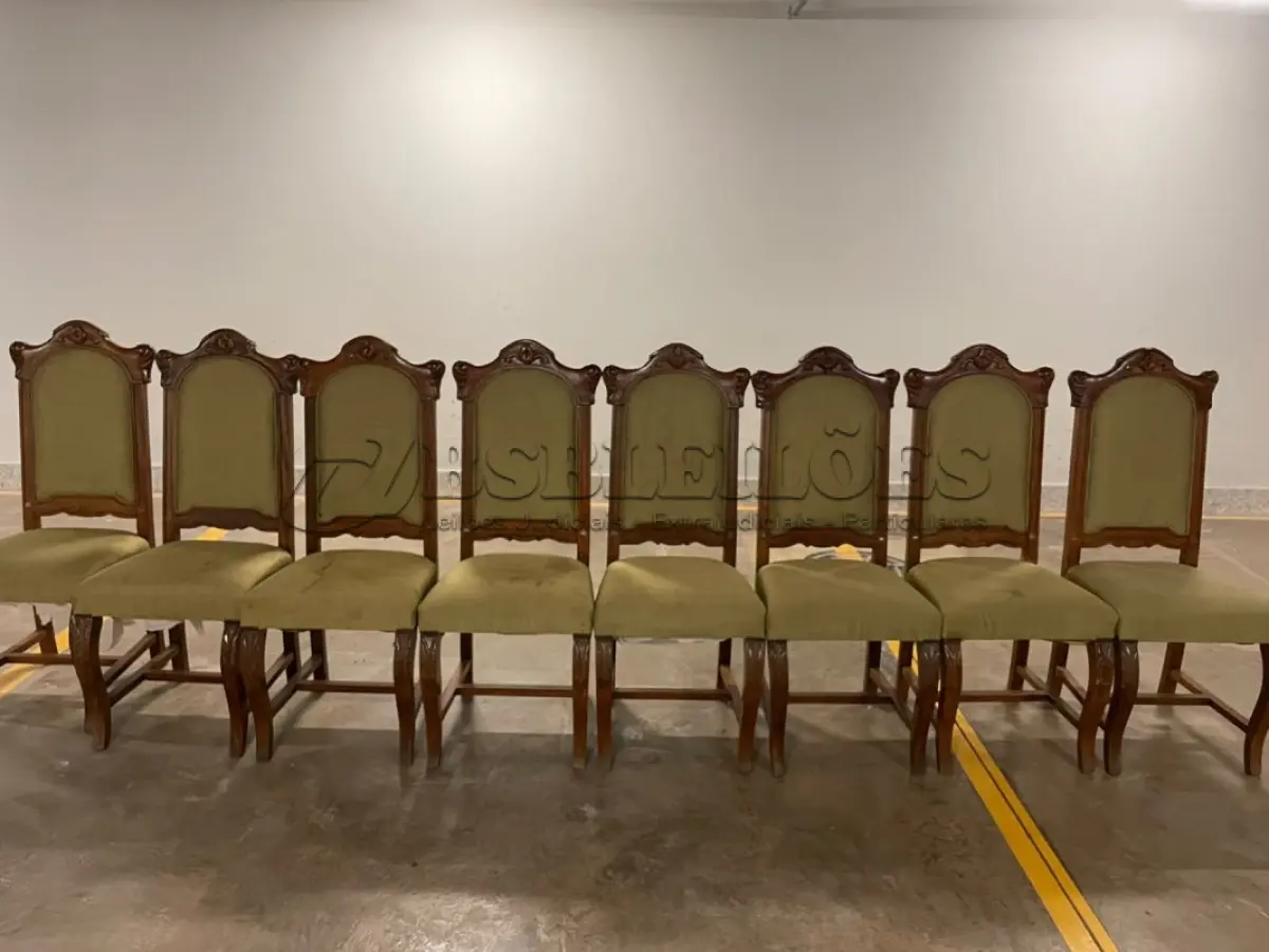 LOTE 089 - 08 CADEIRAS EM MADEIRA ENTALHADA COM ENCOSTO ALTO ESTOFADO COM TECIDO CLARO. (NO ESTADO) ATENÇÃO! FAZER A VISITAÇÃO ANTES DE ARREMATAR, NÃO SABEMOS SE FUNCIONA, LEILÃO NÃO TEM GARANTIA E NEM DEVOLUÇÃO, SUJEITO A POSSÍVEIS AVARIAS VISÍVEIS/OCULTAS E/OU AUSÊNCIA DE COMPONENTES.