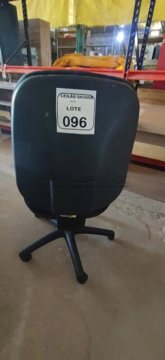 LOTE 096 - 01 CADEIRA GIRATÓRIA PARA ESCRITÓRIO. (NO ESTADO) ATENÇÃO! FAZER A VISITAÇÃO ANTES DE ARREMATAR, NÃO SABEMOS SE FUNCIONA, LEILÃO NÃO TEM GARANTIA E NEM DEVOLUÇÃO, SUJEITO A POSSÍVEIS AVARIAS VISÍVEIS/OCULTAS E/OU AUSÊNCIA DE COMPONENTES.