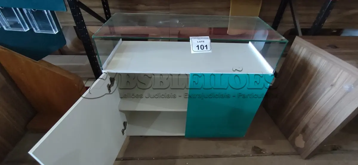 LOTE 101 - 01 ARMÁRIO EM MADEIRA 02 PORTAS COM PRATELEIRA E TAMPO EM VIDRO. (NO ESTADO) ATENÇÃO! FAZER A VISITAÇÃO ANTES DE ARREMATAR, NÃO SABEMOS SE FUNCIONA, LEILÃO NÃO TEM GARANTIA E NEM DEVOLUÇÃO, SUJEITO A POSSÍVEIS AVARIAS VISÍVEIS/OCULTAS E/OU AUSÊNCIA DE COMPONENTES.