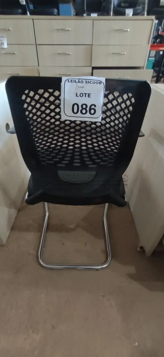 LOTE 086 - 01 CADEIRA PLAX METAL EXECUTIVA FIXA ESTRUTURA CROMADA. (NO ESTADO) ATENÇÃO! FAZER A VISITAÇÃO ANTES DE ARREMATAR, NÃO SABEMOS SE FUNCIONA, LEILÃO NÃO TEM GARANTIA E NEM DEVOLUÇÃO, SUJEITO A POSSÍVEIS AVARIAS VISÍVEIS/OCULTAS E/OU AUSÊNCIA DE COMPONENTES.