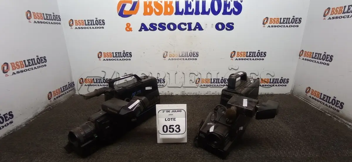 LOTE 053 - 02 FILMADORAS VHS. (NO ESTADO) ATENÇÃO! FAZER A VISITAÇÃO ANTES DE ARREMATAR, NÃO SABEMOS SE FUNCIONA, LEILÃO NÃO TEM GARANTIA E NEM DEVOLUÇÃO, SUJEITO A POSSÍVEIS AVARIAS VISÍVEIS/OCULTAS E/OU AUSÊNCIA DE COMPONENTES.