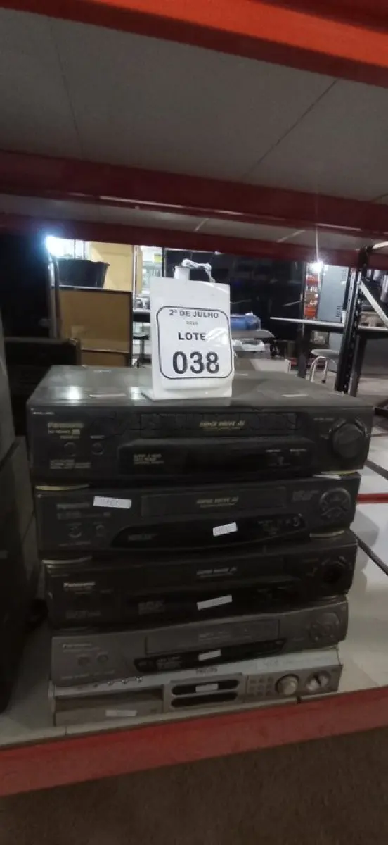 LOTE 038 - 01 APARELHO DE DVD MARCA PHILIPS E 04 APARELHOS DE VÍDEO CASSETE DE MARCAS E MODELOS DIVERSOS. (NO ESTADO) ATENÇÃO! FAZER A VISITAÇÃO ANTES DE ARREMATAR, NÃO SABEMOS SE FUNCIONA, LEILÃO NÃO TEM GARANTIA E NEM DEVOLUÇÃO, SUJEITO A POSSÍVEIS AVARIAS VISÍVEIS/OCULTAS E/OU AUSÊNCIA DE COMPONENTES.