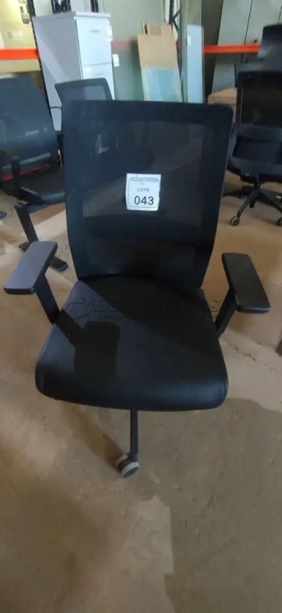 LOTE 043 - 01 CADEIRA PARA ESCRITÓRIO GIRATÓRIA ERGONÔMICA KATA BONNO COM ENCOSTO EM TELA MESH PRETA. (NO ESTADO) ATENÇÃO! FAZER A VISITAÇÃO ANTES DE ARREMATAR, NÃO SABEMOS SE FUNCIONA, LEILÃO NÃO TEM GARANTIA E NEM DEVOLUÇÃO, SUJEITO A POSSÍVEIS AVARIAS VISÍVEIS/OCULTAS E/OU AUSÊNCIA DE COMPONENTES.
