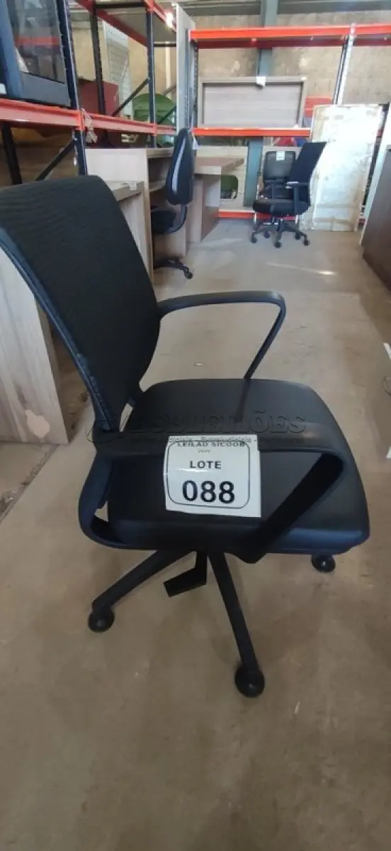 LOTE 088 - 01 CADEIRA PARA ESCRITÓRIO EXECUTIVA PRETA. (NO ESTADO) ATENÇÃO! FAZER A VISITAÇÃO ANTES DE ARREMATAR, NÃO SABEMOS SE FUNCIONA, LEILÃO NÃO TEM GARANTIA E NEM DEVOLUÇÃO, SUJEITO A POSSÍVEIS AVARIAS VISÍVEIS/OCULTAS E/OU AUSÊNCIA DE COMPONENTES.