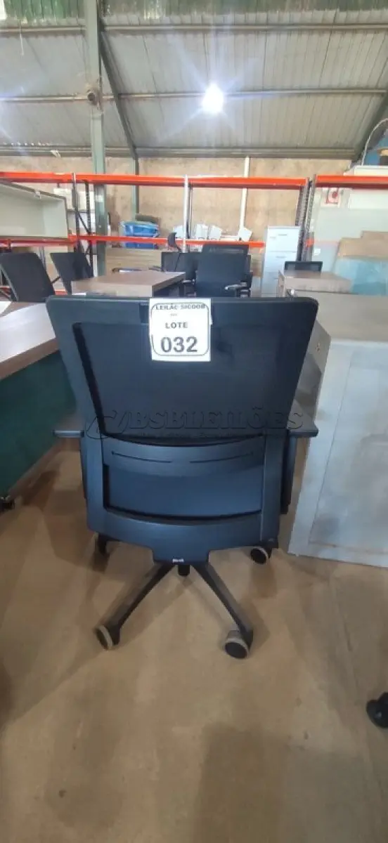 LOTE 032 - 01 CADEIRA PARA ESCRITÓRIO GIRATÓRIA ERGONÔMICA MARELLI COM ENCOSTO EM TELA MESH PRETA. (NO ESTADO) ATENÇÃO! FAZER A VISITAÇÃO ANTES DE ARREMATAR, NÃO SABEMOS SE FUNCIONA, LEILÃO NÃO TEM GARANTIA E NEM DEVOLUÇÃO, SUJEITO A POSSÍVEIS AVARIAS VISÍVEIS/OCULTAS E/OU AUSÊNCIA DE COMPONENTES.